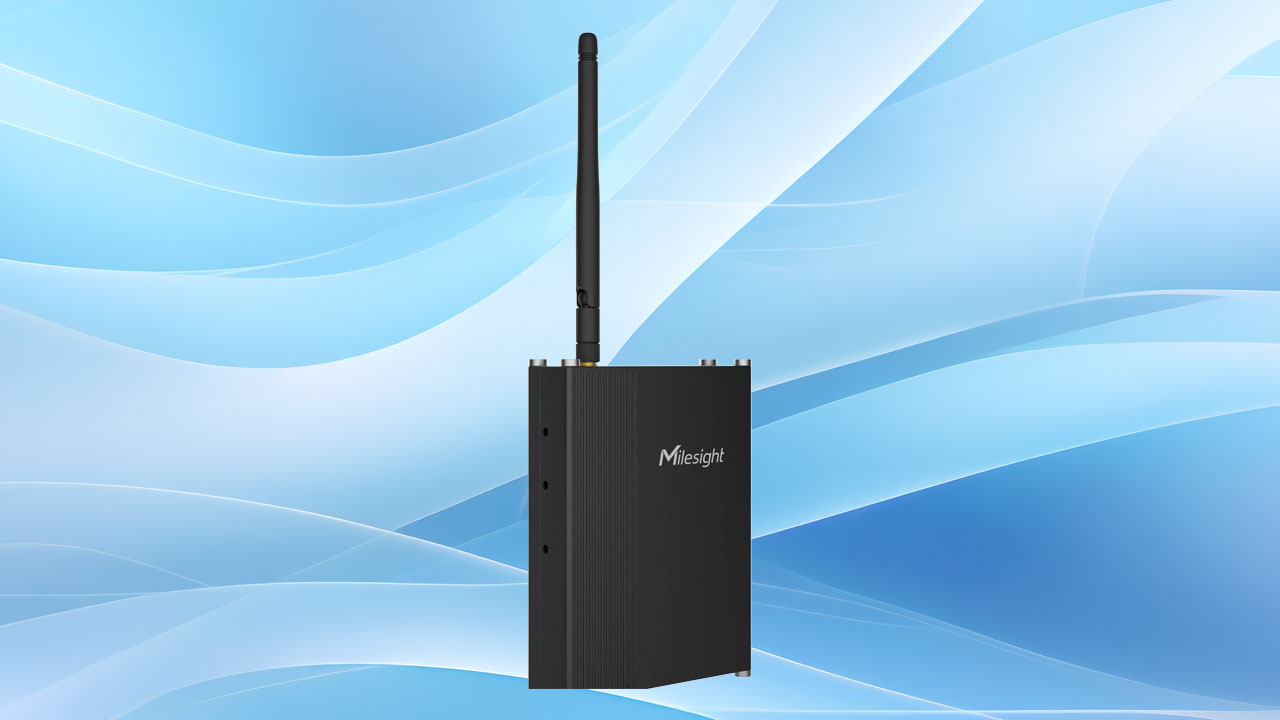 Milesight UC300 IoTコントローラーの製品外観。堅牢な黒いメタルケースに、アナログ・デジタル・シリアル通信など多数の端子台が並び、アンテナが装着されたプロフェッショナルな産業用デザイン。工場内やビル管理システムへの組み込みを想起させる外観です。