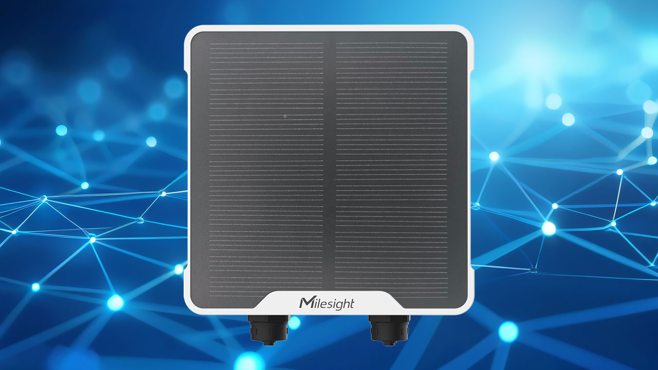 Milesight UC501 屋外用コントローラーの製品画像。上部に太陽光パネルを備えたコンパクトな正方形の筐体。前面には配線保護のための堅牢なM12コネクタが配置され、壁面やポールに設置して雨風にさらされる過酷な屋外環境でも安定して動作する様子を想起させます。