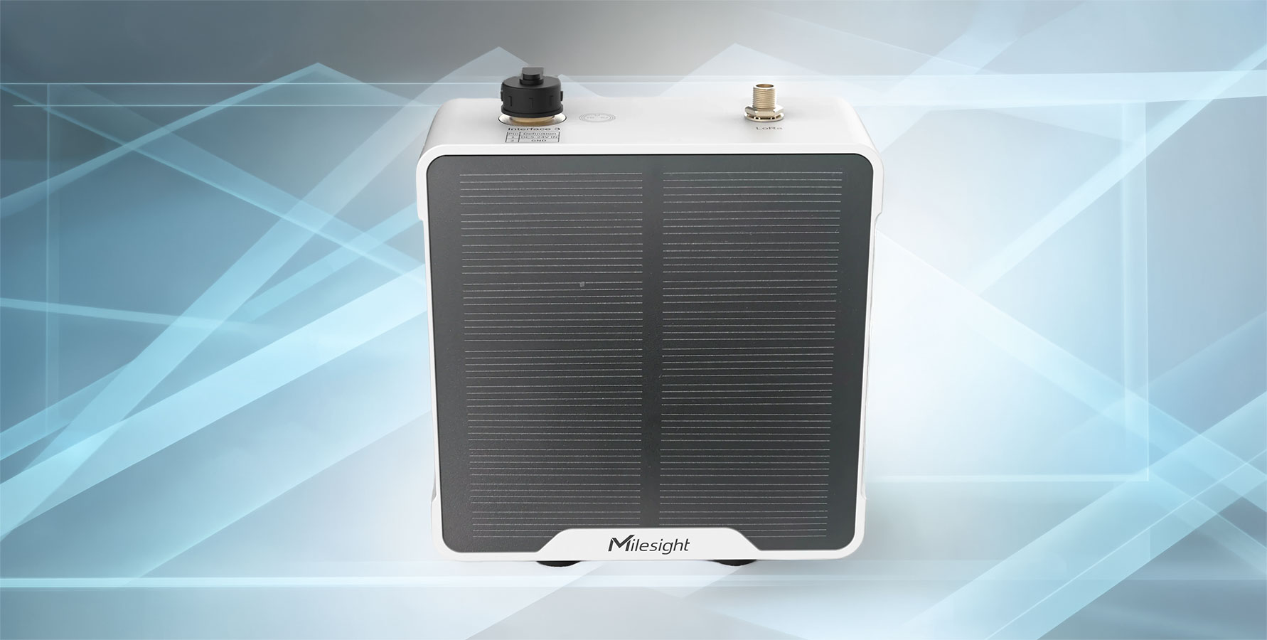 Milesight UC511 スマート電磁弁コントローラーの製品写真。筐体上面にソーラーパネルを備え、前面には強固なM12コネクタを装備。防水・防塵仕様の堅牢なボディで、農地や庭園の自動水やりシステムを支える屋外設置イメージ。