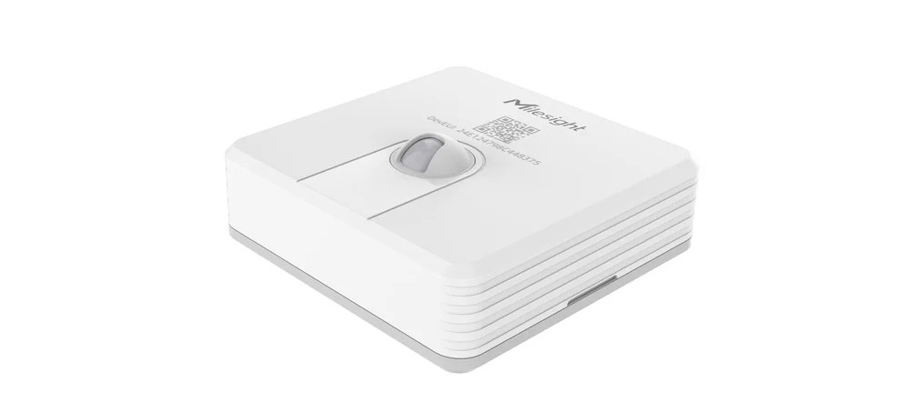 Milesight VS340 デスク占有センサーの設置イメージ。オフィスのデスク裏に目立たないよう貼り付けられた白い小型センサーが、利用者の有無をPIR熱感検知で捉え、空席状況をワイヤレスで送信している様子。