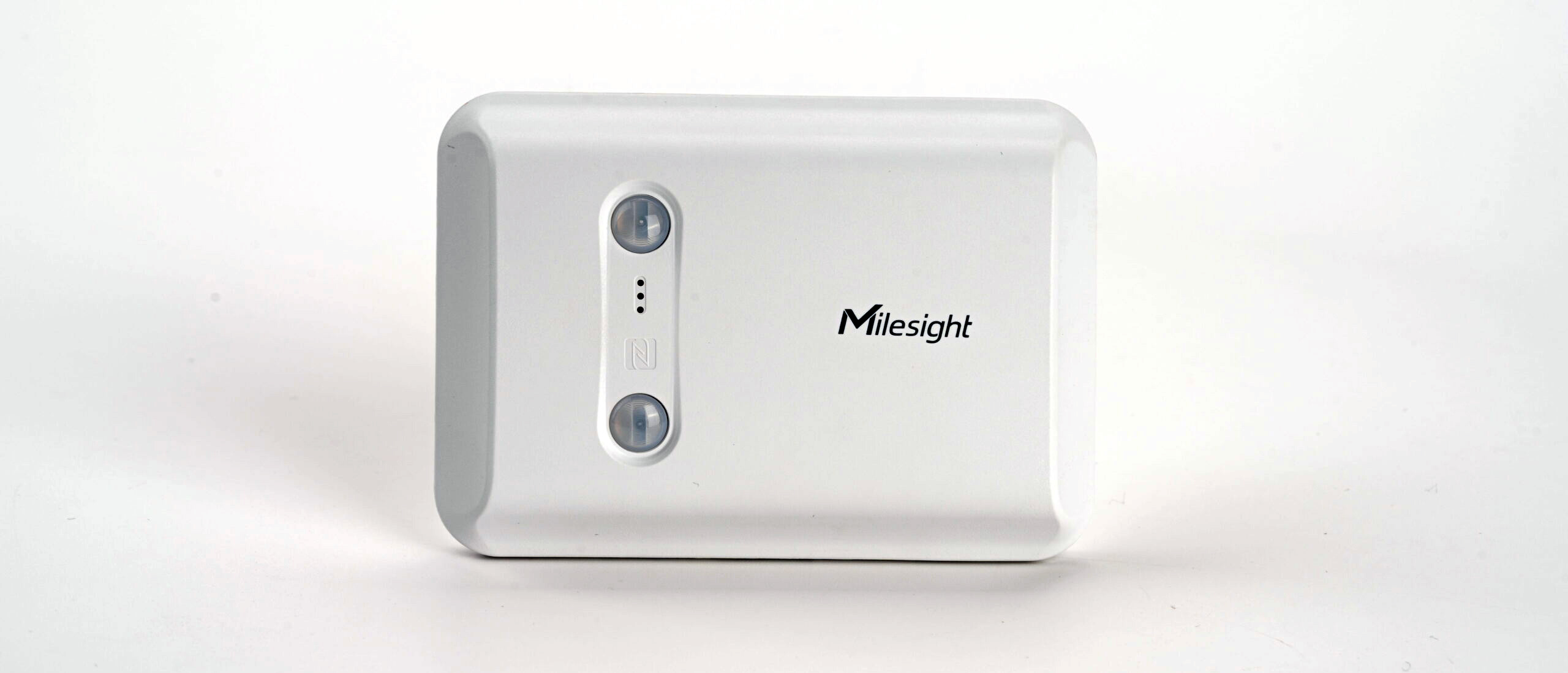 Milesight VS350 屋内通路・ドア人数カウントセンサーの製品外観。清潔感のある白いコンパクトなデザインで、入り口や通路の天井または壁に設置。2つの赤外線センサーを用いて匿名で人流の出入りを正確に計測。