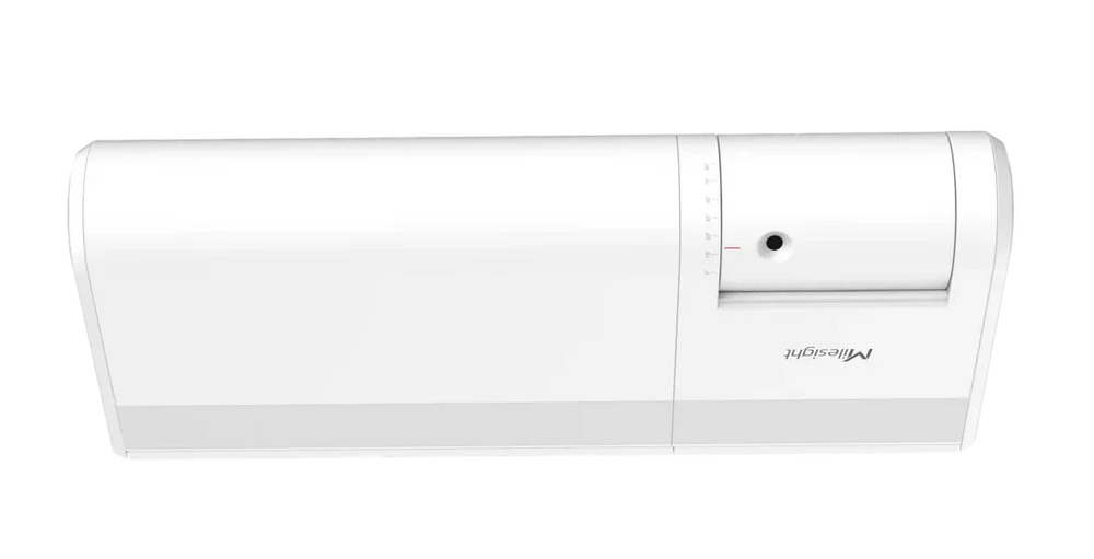 Milesight VS351 屋内人数検知センサーの設置イメージ。天井に取り付けられた白くコンパクトなデバイスが、レーダーとサーモパイルの二重技術によって、プライバシーを守りながら店舗やオフィスの通路を通る人々を双方向でカウントしている様子。