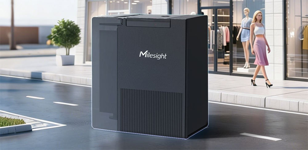 Milesight VS361 店頭来客数計測センサ。黒いコンパクトで堅牢な筐体が壁面に設置され、店頭を通行する潜在顧客を赤外線拡散反射技術で検知している様子。屋外設置に対応したIP65設計の外観。